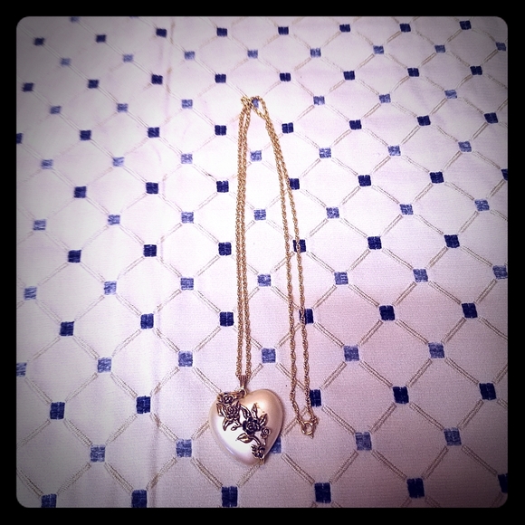 Jewelry - Vintage Heart Pendant on Goldtone Rope Chain